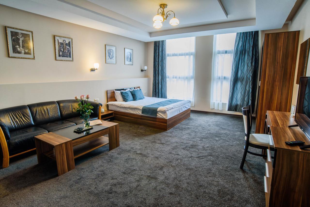 Park-Hotel Yambol エクステリア 写真